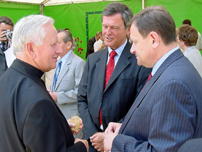  Od lewej: metropolita katowicki arcybiskup Damian Zimoń, wojewoda śląski Lechosław Jarzębski oraz marszałek województwa śląskiego Michał Czarski 