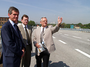  Od lewej: Wojewoda Lechosław Jarzębski, Marszałek Michał Czarski oraz Prezes Drogowej Trasy Średnicowej S.A. Ireneusz Maszczyk. 