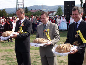  Gospodarze Dozynek: Od lewej: wicestarosta żywiecki Jacek Kulec, marszałek Michał Czarski, wojewoda Lechosław Jarzębski 