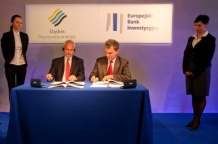  Dokument podpisali marszałek Bogusław Śmigielski oraz Eugenio Leanza – przedstawiciel EBI.  