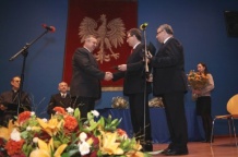  W imieniu mieszkańców Pielgrzymowic nagrodę odebrał wójt Pawłowic Damian Galusek 