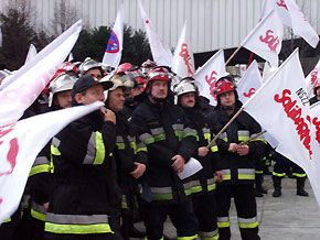  Manifestacja służb mundurowych przed Urzędem Marszałkowskim 