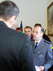  Koordynator akcji protestacyjnej, aspirant sztabowy Roman Wierzbicki wręczył list protestacyjny 