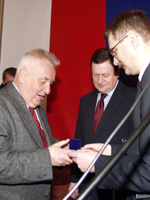  Odznakę Henrykowi Mikołajowi Góreckiemu wręczył Przewodniczący Sejmiku Zbigniew Wieczorek i Marszałek Województwa Śląskiego Michał Czarski. 