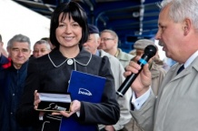  Pociągi w imieniu samorządu regionu odebrała wicemarszałek Aleksanda Gajewska-Przydryga 