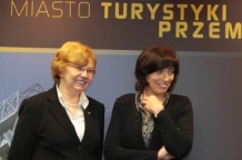  Gospodarz konferencji  Małgorzata Mańka-Szulik wraz z wiceminister Sportu i Turystyki Katarzyną Sobierajską 