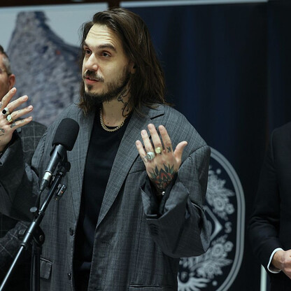 Marszałek Wojciech Saługa przemawia na konferencji prasowej, promując koncert 