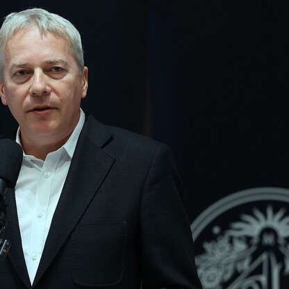 Marszałek Wojciech Saługa podczas konferencji prasowej o wydarzeniu 