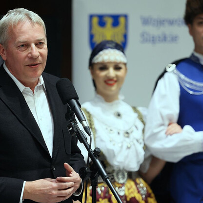 Marszałek Wojciech Saługa przemawia na konferencji prasowej, wspierając projekt 