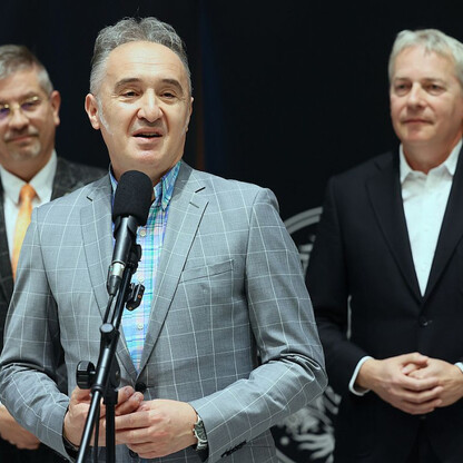Marszałek Wojciech Saługa przemawia na konferencji prasowej o koncercie 