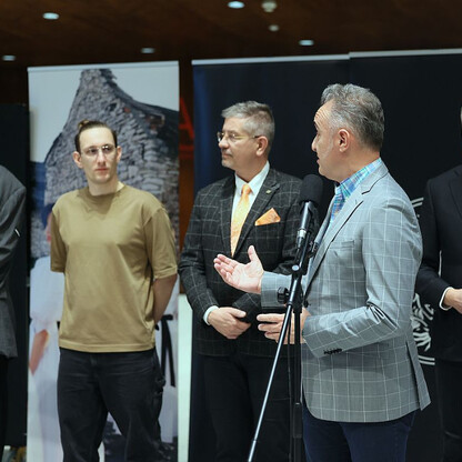 Marszałek Wojciech Saługa przemawia na konferencji prasowej, promując koncert 