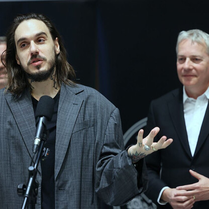 Marszałek Wojciech Saługa przemawia na konferencji prasowej, promując koncert 
