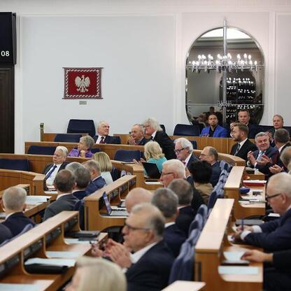Wojciech Saługa, Marszałek Województwa Śląskiego, uczestniczy w uroczystości upamiętniającej 80. rocznicę Tragedii Górnośląskiej w Senacie RP. (wygenerowano przez AI)