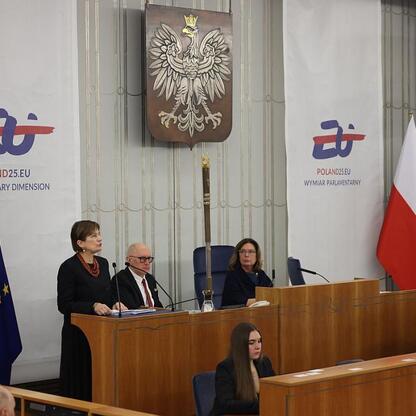 Dignitariusze uczestniczący w uroczystości upamiętniającej 80. rocznicę Katynu w Senacie RP. (wygenerowano przez AI)