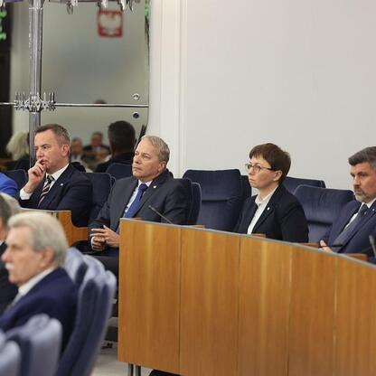 Wojciech Saługa, Marszałek Województwa Śląskiego, prowadzi sesję parlamentarną z okazji 80. rocznicy Tragedii Górnośląskiej. (wygenerowano przez AI)