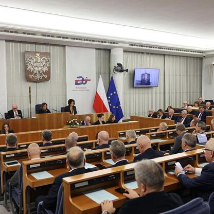 Formalna sesja parlamentarna w Senacie RP, upamiętniająca 80. rocznicę Katowickiego Masakra, z udziałem Wojciecha Saługi i Małgorzaty Kidawa-Błońskiej. (wygenerowano przez AI)