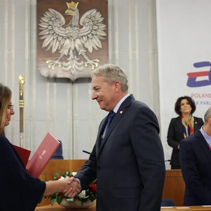 Marszałek Wojciech Saługa i inny uczestnik uroczystości w Senacie Polskim. (wygenerowano przez AI)