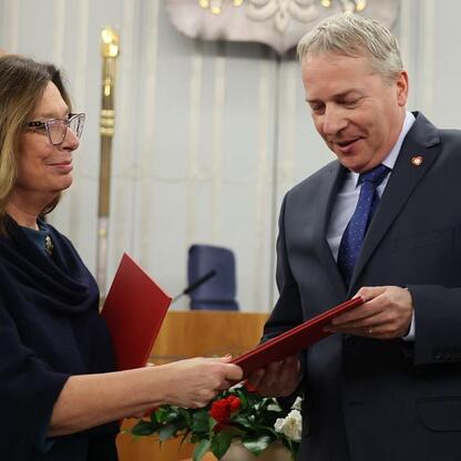 Wojciech Saługa, Marszałek Województwa Śląskiego, prezentuje certyfikat na uroczystości upamiętniające 80. rocznicę Tragedii Górnośląskiej. (wygenerowano przez AI)