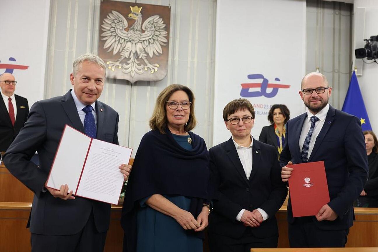 Grupa polityków i urzędników z okazji 80. rocznicy Tragedii Górnośląskiej. (wygenerowano przez AI)