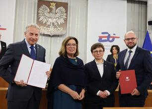 Grupa polityków i urzędników z okazji 80. rocznicy Tragedii Górnośląskiej. (wygenerowano przez AI)