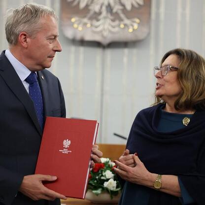 Marszałek Wojciech Saługa prezentuje certyfikat na uroczystości upamiętniające 80. rocznicę Tragedii Górnośląskiej. (wygenerowano przez AI)