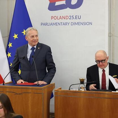 Marszałek Wojciech Saługa przemawia na podium w Senacie, upamiętniając 80. rocznicę Tragedii Górnośląskiej. (wygenerowano przez AI)