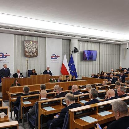 Wojciech Saługa, Marszałek Województwa Śląskiego, wraz z kolegami uczestniczy w uroczystości upamiętniającej 80. rocznicę Tragedii Górnośląskiej. (wygenerowano przez AI)