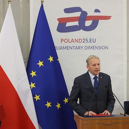 Wojciech Saługa, Marszałek Województwa Śląskiego, uczestniczy w uroczystości upamiętniającej 80. rocznicę Katynia w Senacie. (wygenerowano przez AI)