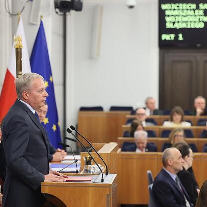 Wojciech Saługa, Marszałek Województwa Śląskiego, przemawia podczas uroczystości upamiętniających 80. rocznicę Katynia w Senacie. (wygenerowano przez AI)