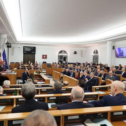 Wojciech Saługa, Marszałek Województwa Śląskiego, uczestniczy w uroczystości upamiętniającej ofiary Katynia w Senacie. (wygenerowano przez AI)