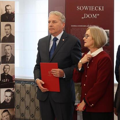 Marszałek Wojciech Saługa uczestniczy w uroczystości upamiętniającej 80. rocznicę Tragedii Górnośląskiej. (wygenerowano przez AI)