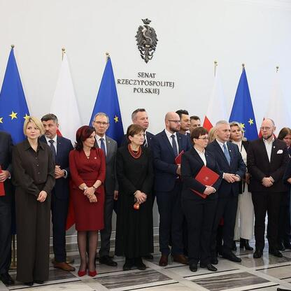 Marszałek Wojciech Saługa uczestniczy w uroczystości upamiętniającej 80. rocznicę Tragedii Górnośląskiej w Senacie. (wygenerowano przez AI)