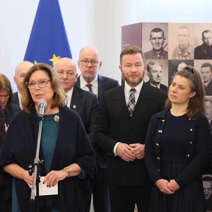 Wystąpienie na podium podczas uroczystości upamiętniających 80. rocznicę Tragedii Górnośląskiej. (wygenerowano przez AI)