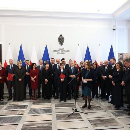 Wojciech Saługa, Marszałek Województwa Śląskiego, wraz z kolegami uczestniczy w uroczystości upamiętniającej 80. rocznicę Tragedii Górnośląskiej. (wygenerowano przez AI)