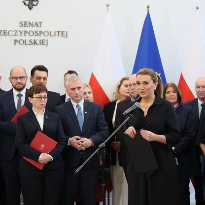 Zwolennicy pamięci ofiar Tragedii Górnośląskiej na uroczystości w Senacie. (wygenerowano przez AI)