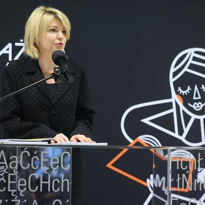 Podczas prezentacji publikacji popularyzujących śląską kulturę i język, na podium stoi Rafał Szyma, autor publikacji 