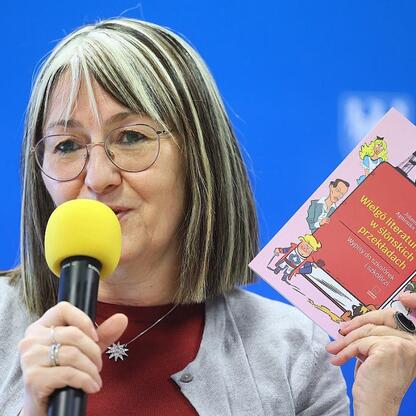 W Katowicach, w Bibliotece Śląskiej, prezentowane publikacje popularyzujące śląską kulturę i język. (wygenerowano przez AI)
