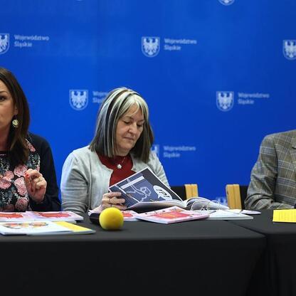 Panel dyskusyjny w Bibliotece Śląskiej w Katowicach, gdzie autorzy i politycy prezentują publikacje promujące śląską kulturę i język. (wygenerowano przez AI)