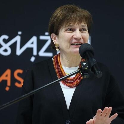 W Katowicach, w Bibliotece Śląskiej, prezentowane publikacje popularyzujące śląską kulturę i język. (wygenerowano przez AI)