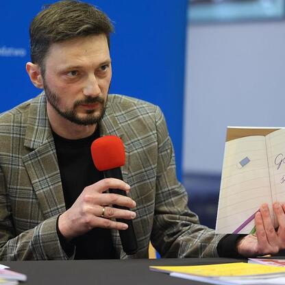 Mężczyzna w plakacie promujący język i kulturę śląską. (wygenerowano przez AI)