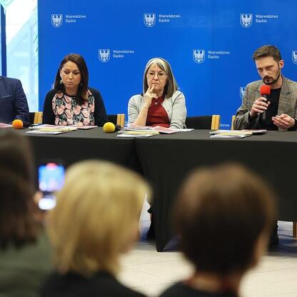 W Sileskiej Bibliotece w Katowicach odbyła się konferencja prasowa, podczas której przedstawiono publikacje popularyzujące śląską kulturę, tradycję i język. (wygenerowano przez AI)