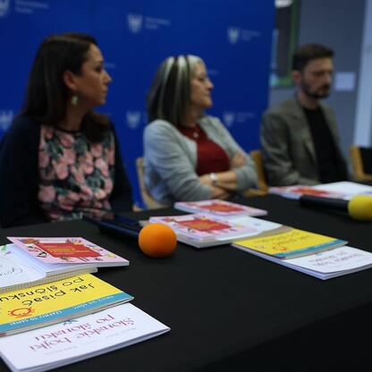 Panel dyskusyjny w Bibliotece Śląskiej w Katowicach, gdzie autorzy i urzędnicy prezentują publikacje promujące śląską kulturę i język. (wygenerowano przez AI)
