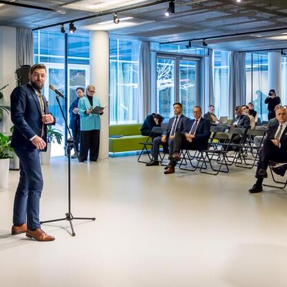 Wicemarszałek Województwa Śląskiego Leszek Pietraszek przemawia na konferencji w Muzeum Śląskim w Katowicach. (wygenerowano przez AI)