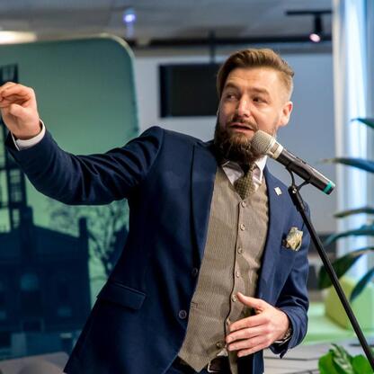 Wystąpienie o temat wykorzystania wód pokopalnianych w Muzeum Śląskim w Katowicach. (wygenerowano przez AI)