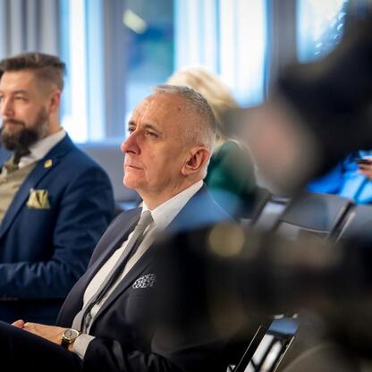 W konferencji w Katowicach omawiane są możliwości wykorzystania wód pokopalnianych dla energetyki odnawialnej. (wygenerowano przez AI)