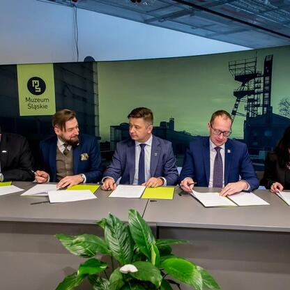 Podpis: Uczestnicy konferencji podpisują list intencyjny w Silesian Museum w Katowicach, dotyczący wykorzystania wód pokopalnianych w celu produkcji energii odnawialnej. (wygenerowano przez AI)