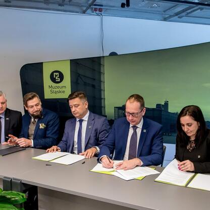 Podpis: List intencyjny podpisano w Muzeum Śląskim w Katowicach, dotyczący wykorzystania wód pokopalnianych w celu zrównoważonego rozwoju energetycznego. (wygenerowano przez AI)