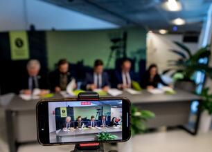 Wicemarszałek Województwa Śląskiego Leszek Pietraszek przemawia na podium w Muzeum Śląskim w Katowicach, omawiając potencjał wykorzystania wód pokopalnianych w energetyce odnawialnej. (wygenerowano przez AI)