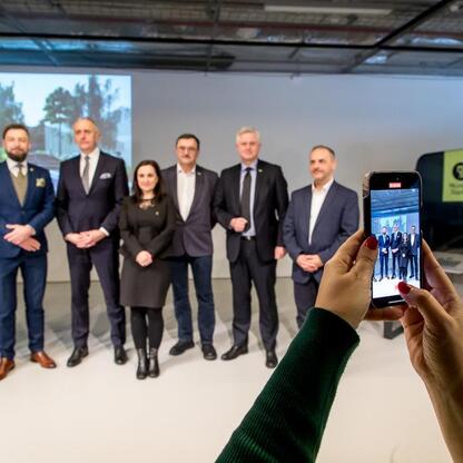 Grupa siedmiu osób w formalnym stroju przedstawiająca potencjał wykorzystania wód pokopalnianych w energetyce odnawialnej, podpisana przez Leszka Pietraszka, wicemarszałka Województwa Śląskiego. (wygenerowano przez AI)
