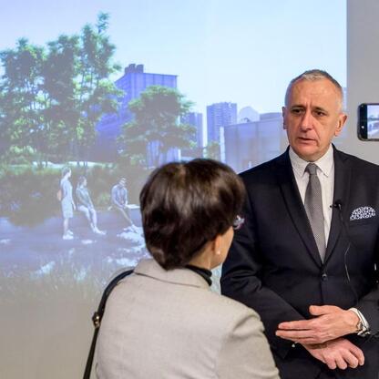 Wicemarszałek Województwa Śląskiego Leszek Pietraszek przemawia na konferencji o wykorzystaniu wód pokopalnianych w energetyce odnawialnej. (wygenerowano przez AI)